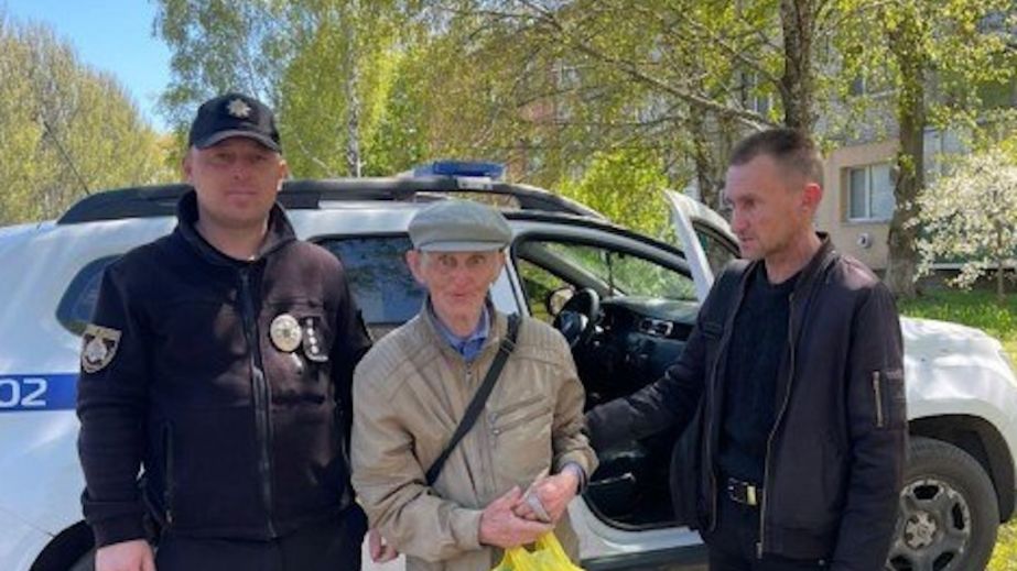 Блукав лісом чотири дні: на Дніпропетровщині поліцейські повернули додому загубленого …