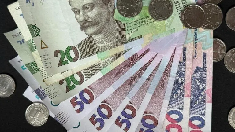 Борги українців у 2026 році продовжують зростати: кому громадяни винні …