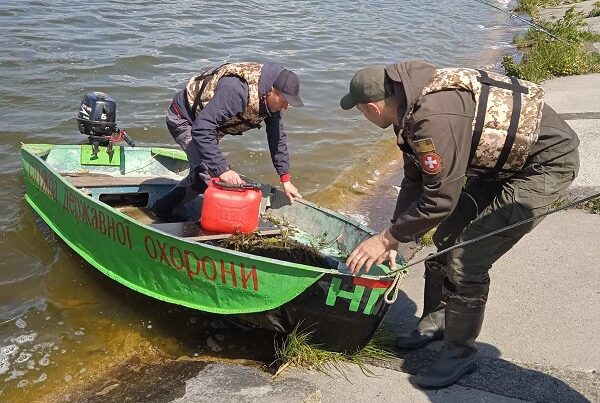 Браконьєрські сітки з водойм Рівненщини планують перетворювати на антидроновий захист …