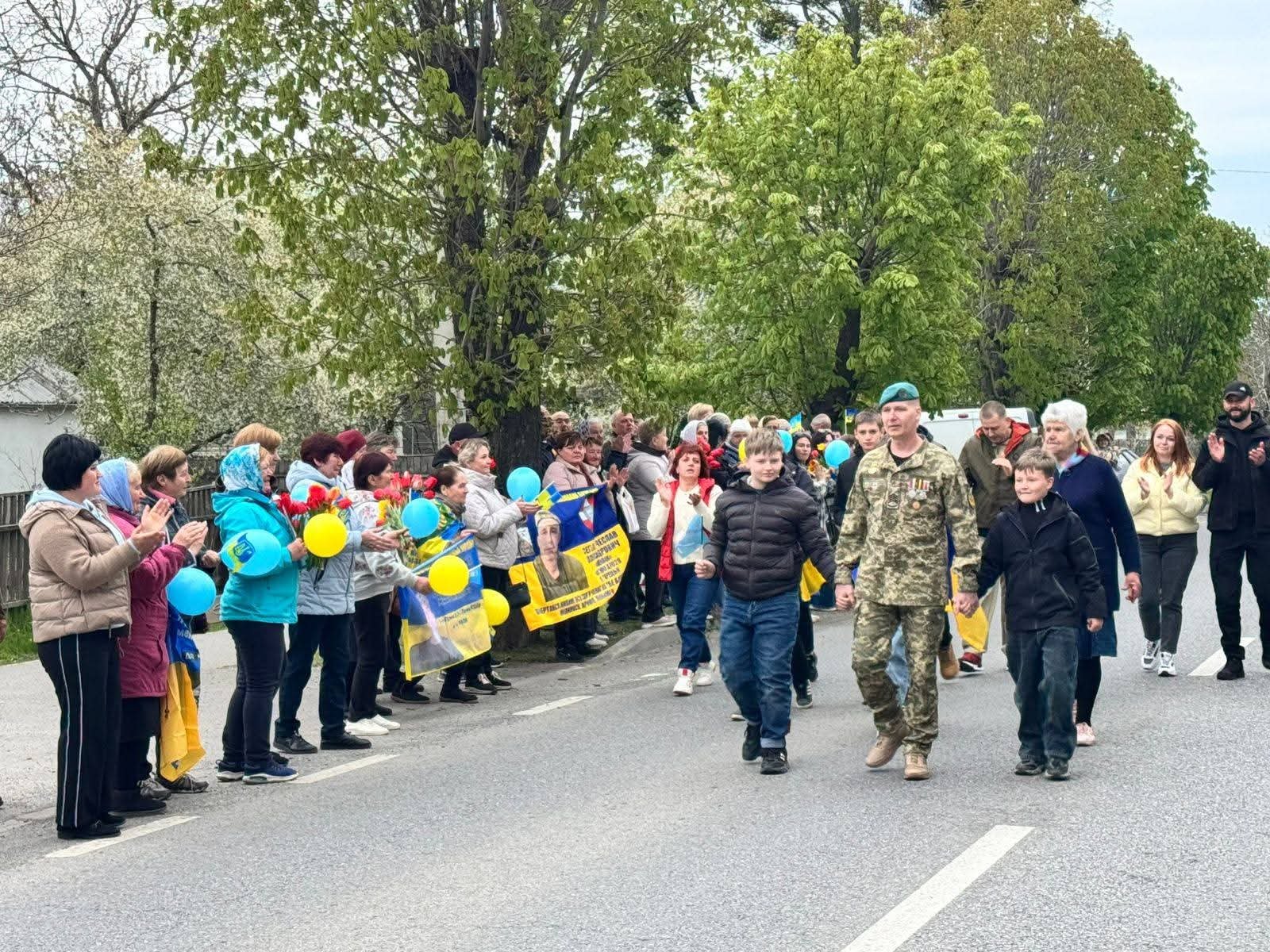 Брацлавська громада зустріла воїна, який повернувся з полону після чотирьох …