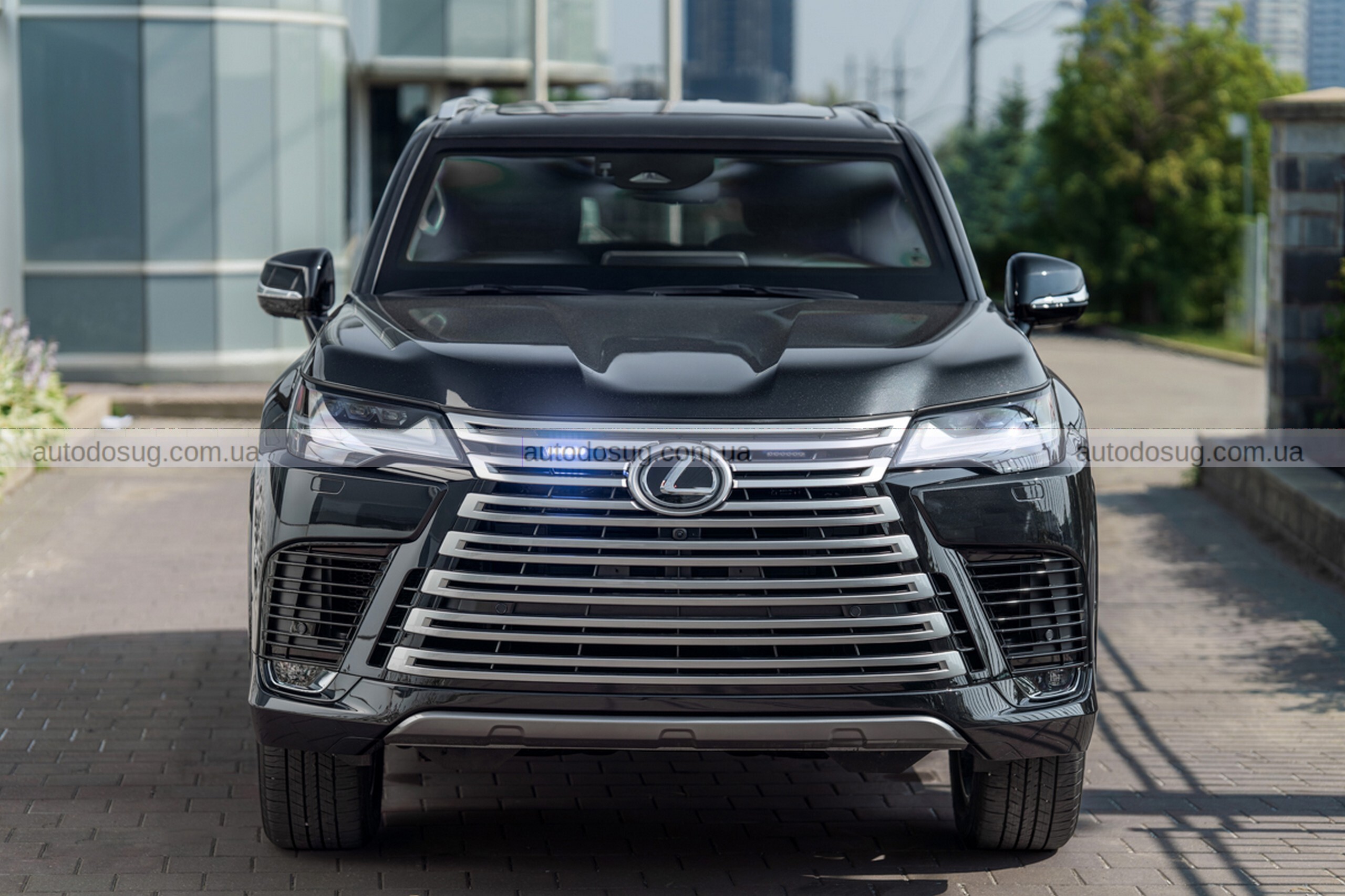 Броньований Lexus LX 700 витримує кулі й гранати