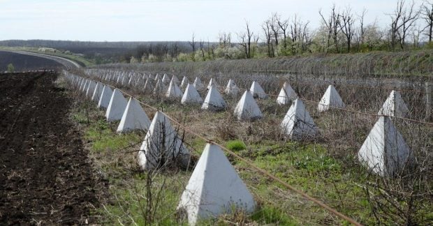 Будують багато рівнів фортифікацій: Україна посилює оборону на кордоні з …