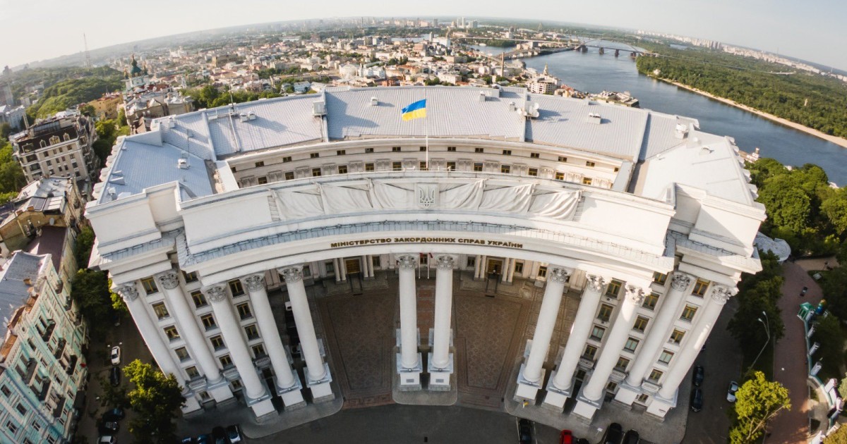 Будівля МЗС України зазнала пошкоджень після вибухів у центрі Києва …