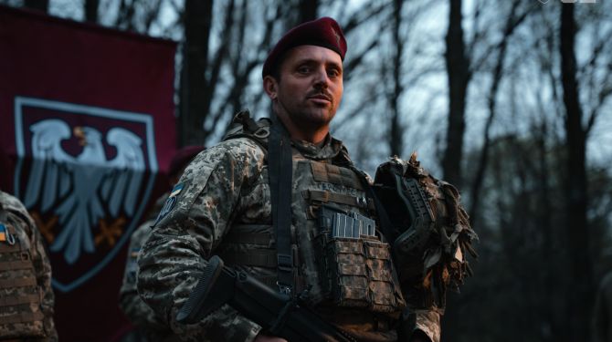 Буковинська бригада поповнилася новими десантниками і вручила їм марунові берети
