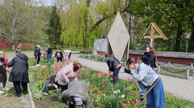 "Буковинська толока" зібрала весь Дністровський район на прибирання і висадку …