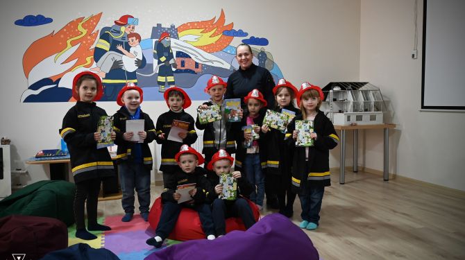 Буковинські рятувальники провели екскурсію пожежним підрозділом для дітей