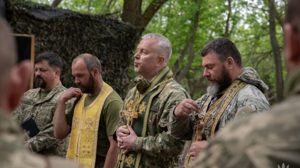 «Бути поруч»: на Куп’янському напрямку запрацювали мобільні групи військових капеланів