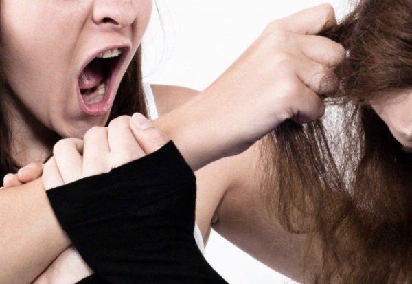 Бійка дівчат у центрі Миколаєва закінчилася судом та обвинувальним вироком