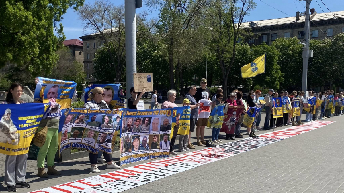 Біль, очікування і надія: у Запоріжжі відбулася акція на підтримку …