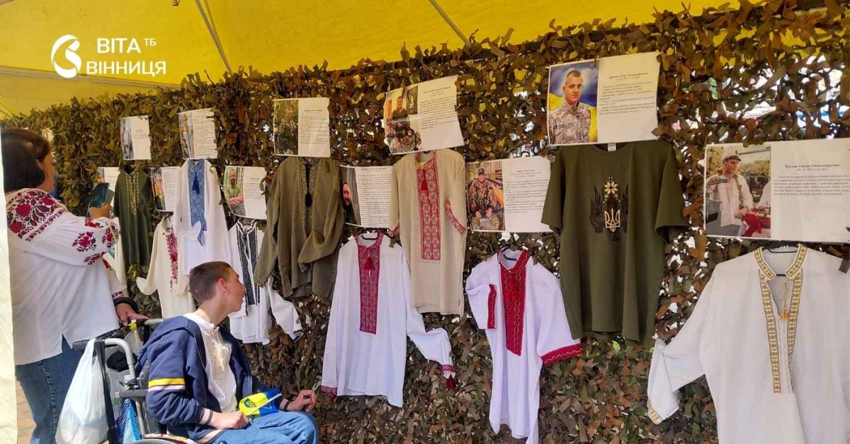 Біль та гордість: у центрі Вінниці показали вишиванки, які вдягали …