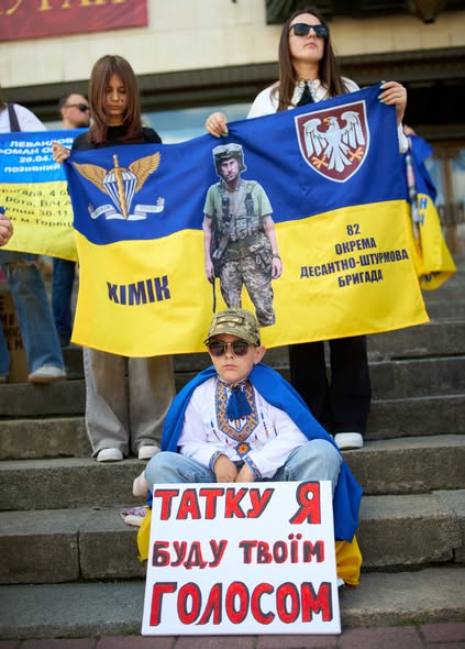 Біля Івано-Франківського драмтеатру відбулась акція «Не мовчи! Полон вбиває!»