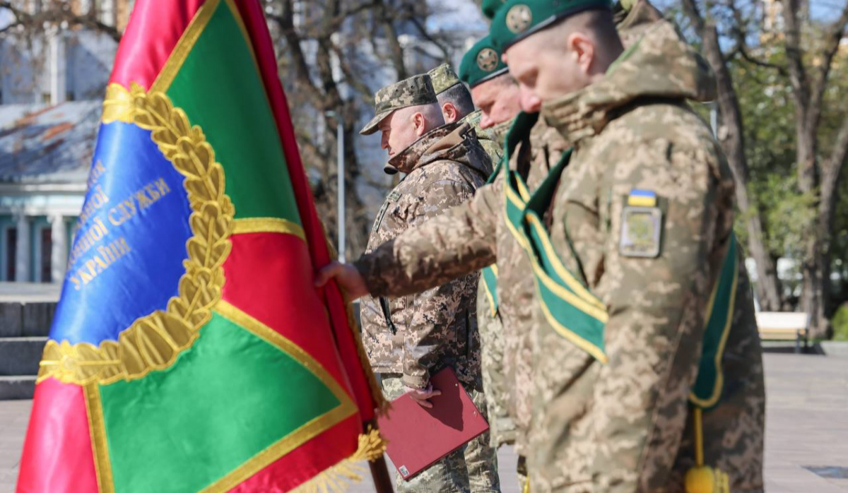 Біля Арки Свободи у Києві відкрили пам’ятний знак бойових підрозділів …