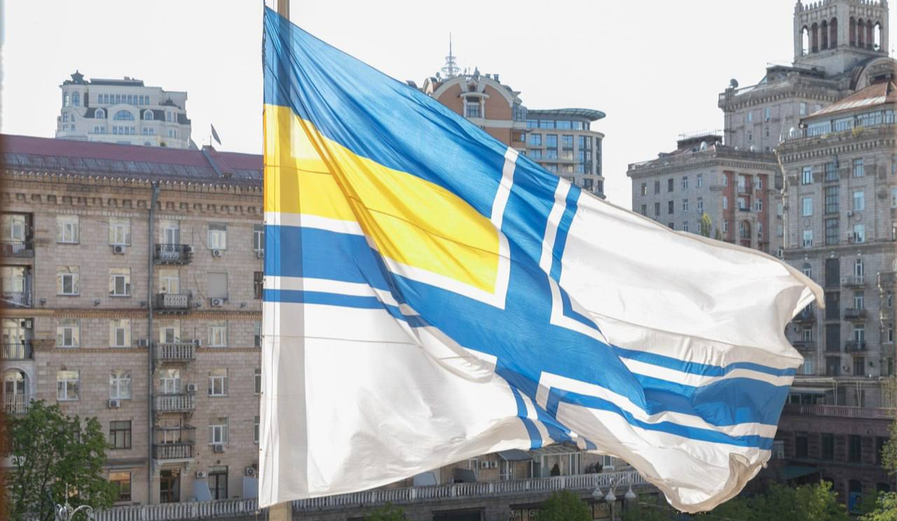 Біля КМДА підняли Військово-Морський Прапор ЗСУ