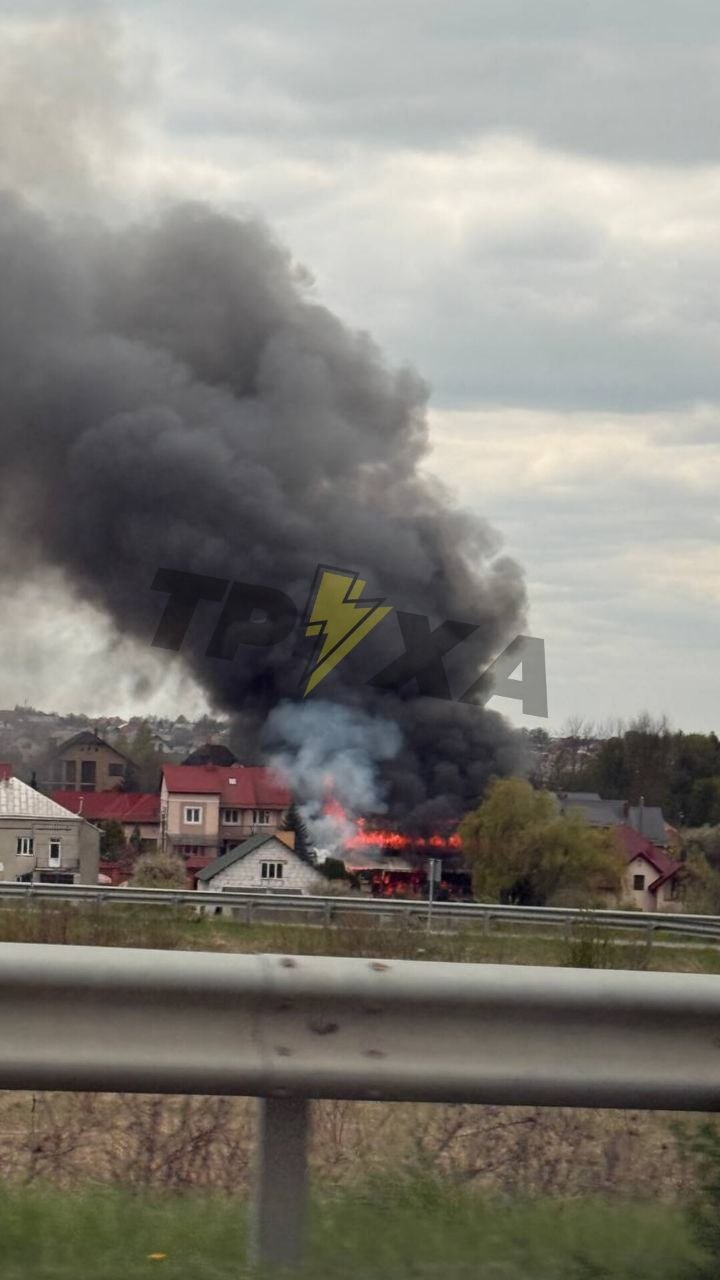 Біля Львова горить житловий будинок: Що відомо (ВІДЕО)