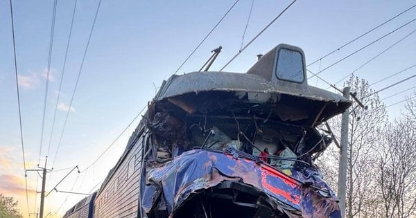 Біля Стрия поїзд Київ – Ужгород зіткнувся з автокраном і …