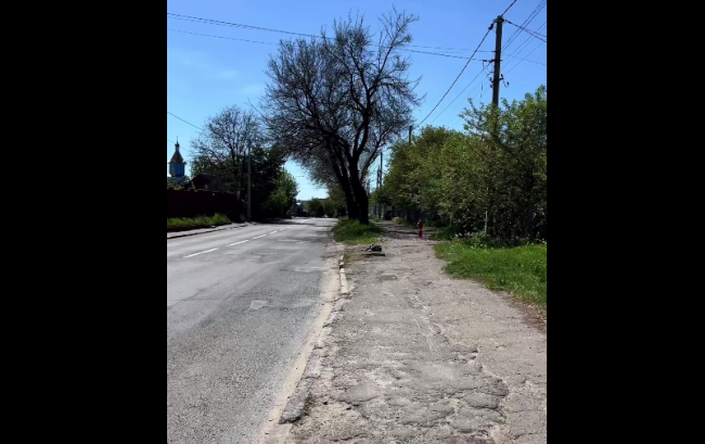 Біля гімназії в Рівному продовжать тротуар та оновлять зупинку