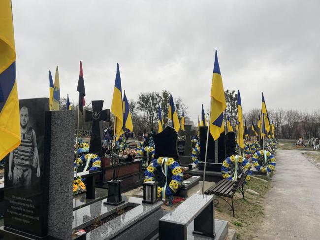 Біля кладовища в Рівному почали облаштовувати нову парковку