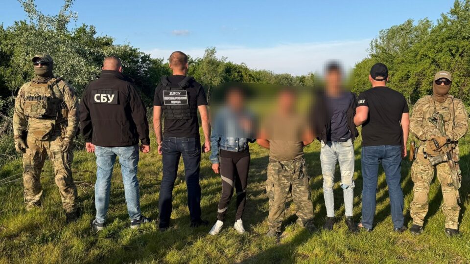 Біля кордону зі Словаччиною затримали трьох переправників один з яких …