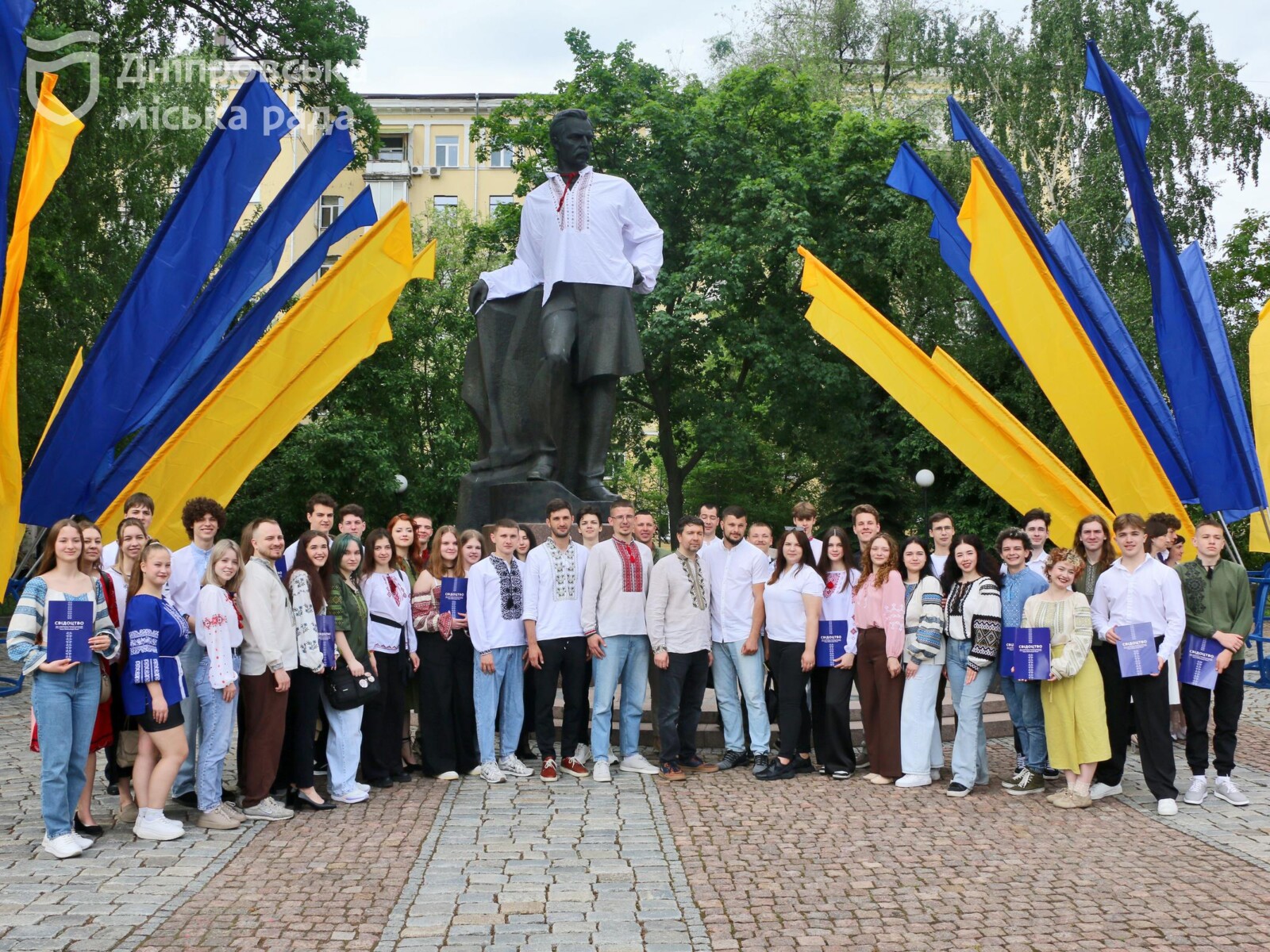 Біля пам’ятника Олександру Полю у Дніпрі вручили стипендії активній молоді