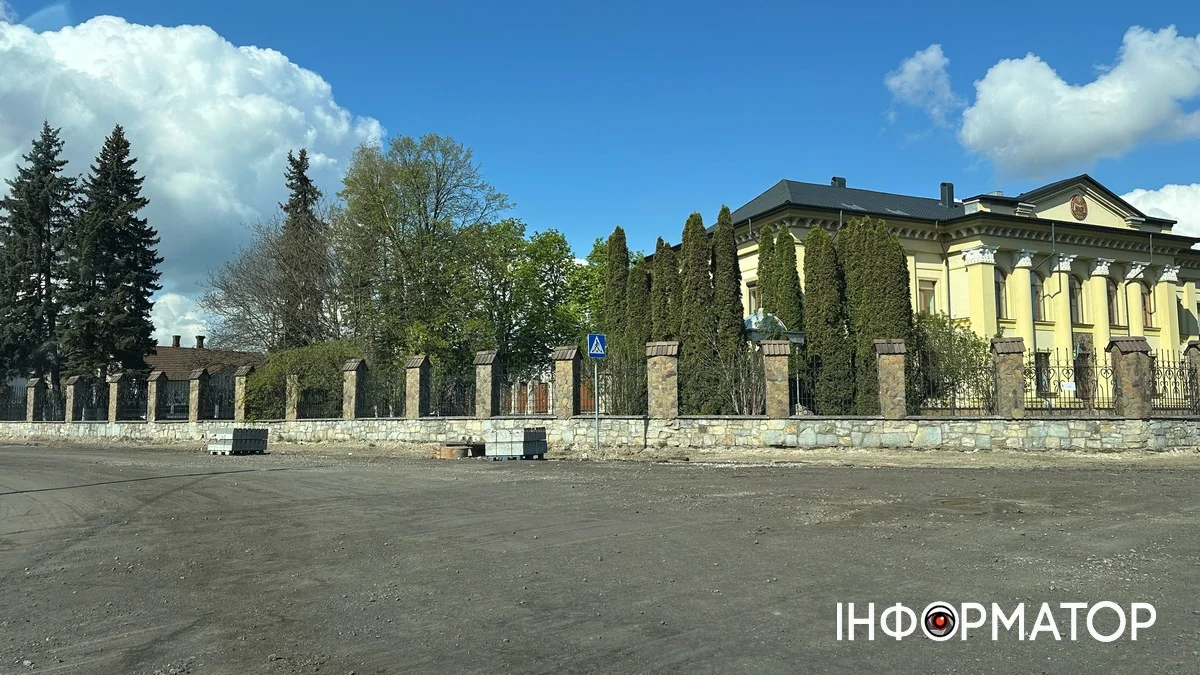 Біля єпархії УГКЦ у Коломиї проводять дорожні роботи