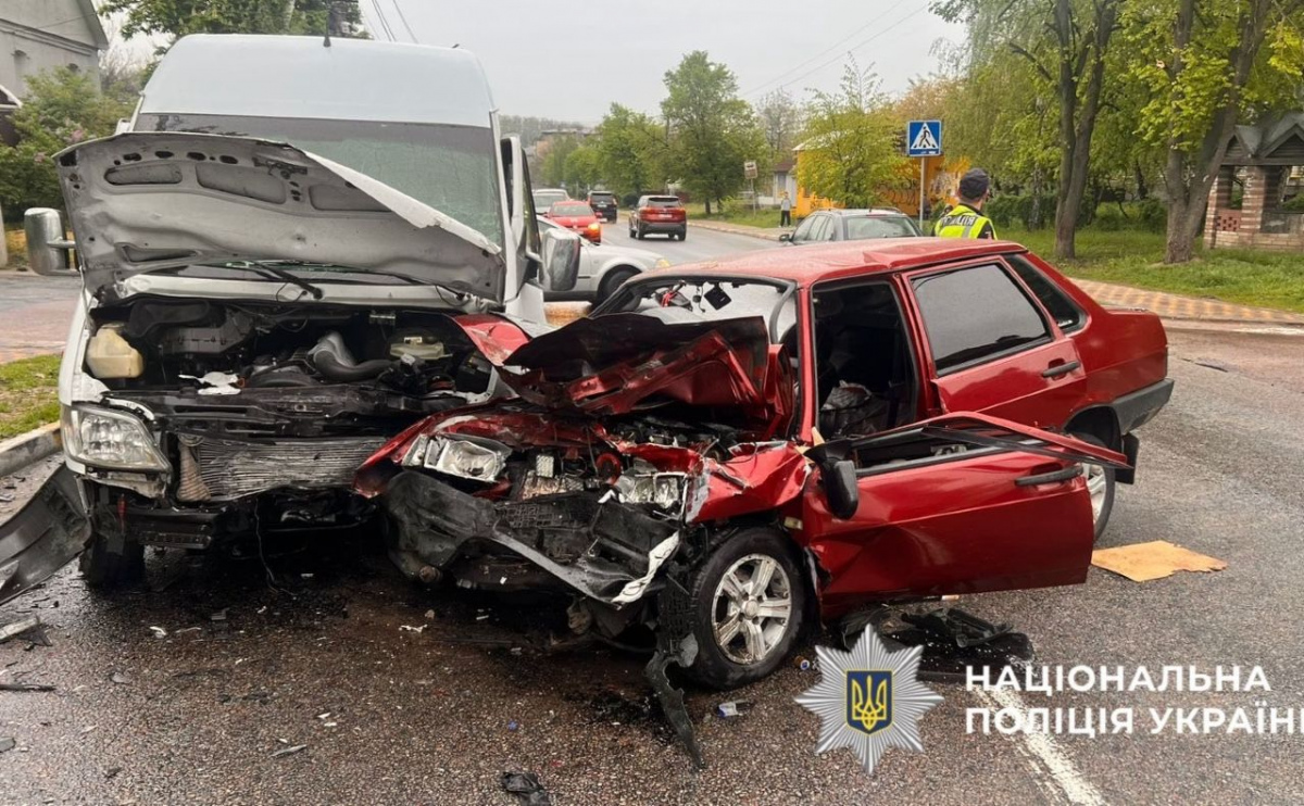ВАЗ-21099 вилетів на зустрічну смугу на Обухівщині: двоє людей у …