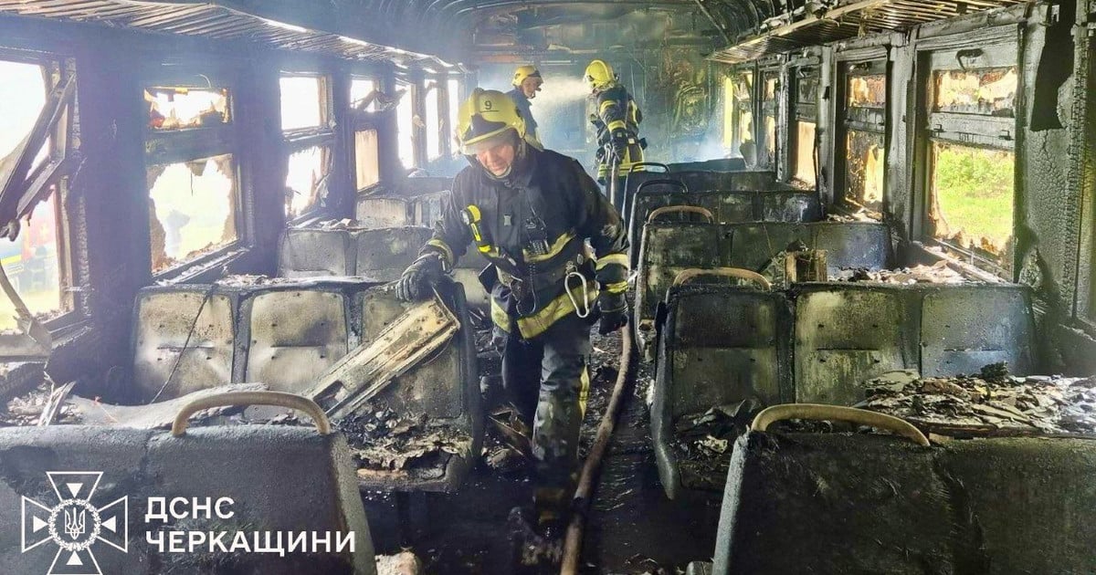 Вагони вигоріли вщент: на Черкащині електричка спалахнула на ходу (фото)