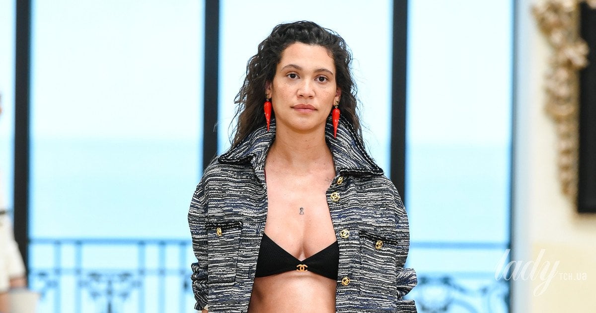 Вагітна жінка вийшла на подіум під час показу Chanel і …