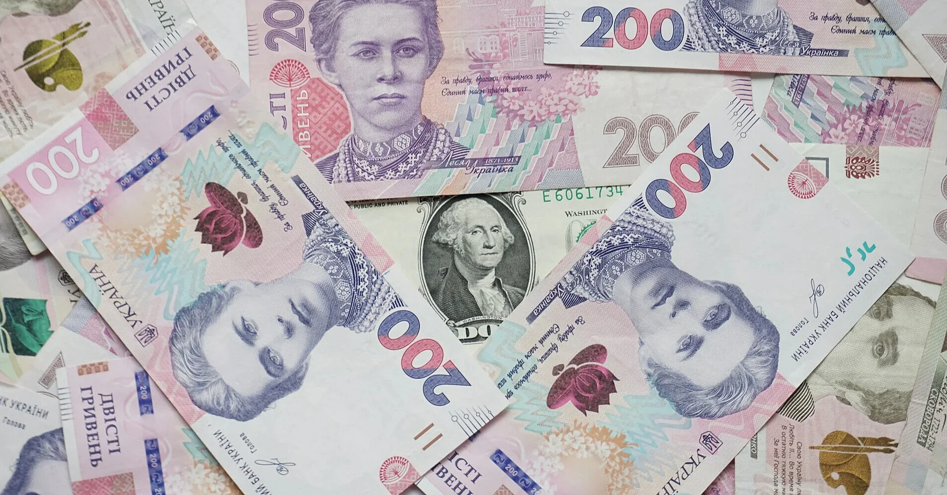 Валютний ринок "у тумані": що буде з гривнею у травні