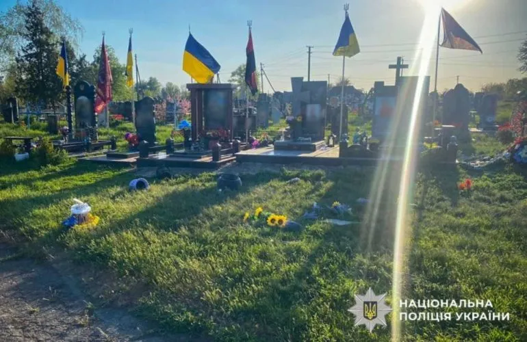 Вандалізм у Радивонівці: пошкодили сім могил українських захисників