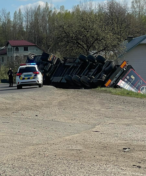 Вантажний автомобіль з’їхав у кювет на Калущині: у поліції розкрили …