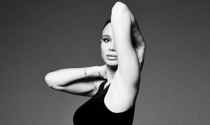 Ведуча DAZN вразила фанатів відвертою фотосесією під час вагітності