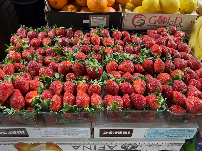 «Веземо з Греції, бо своєї ще немає»: скільки коштує полуниця …