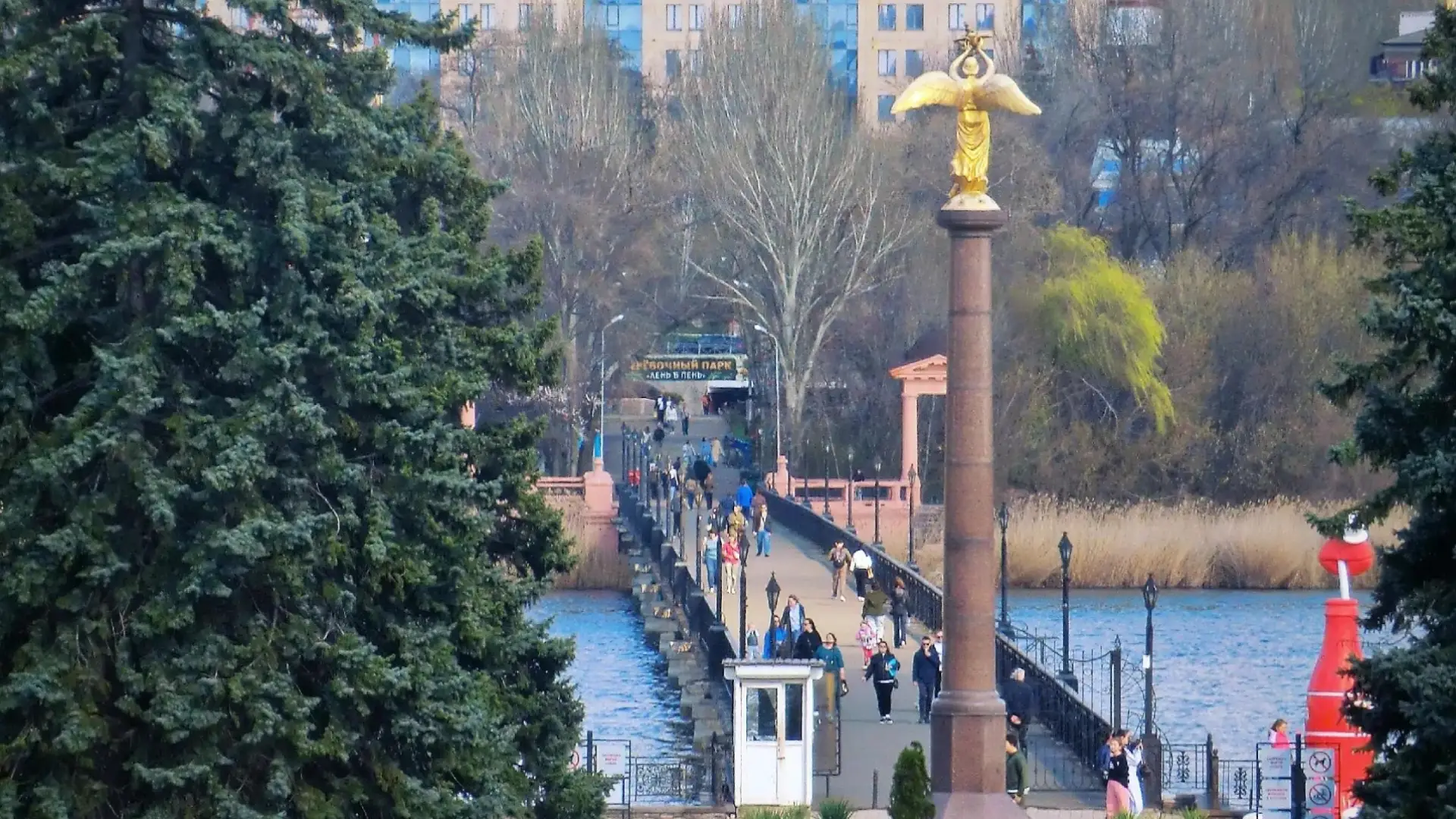 Весна в окупованому Донецьку: нові фото з міста