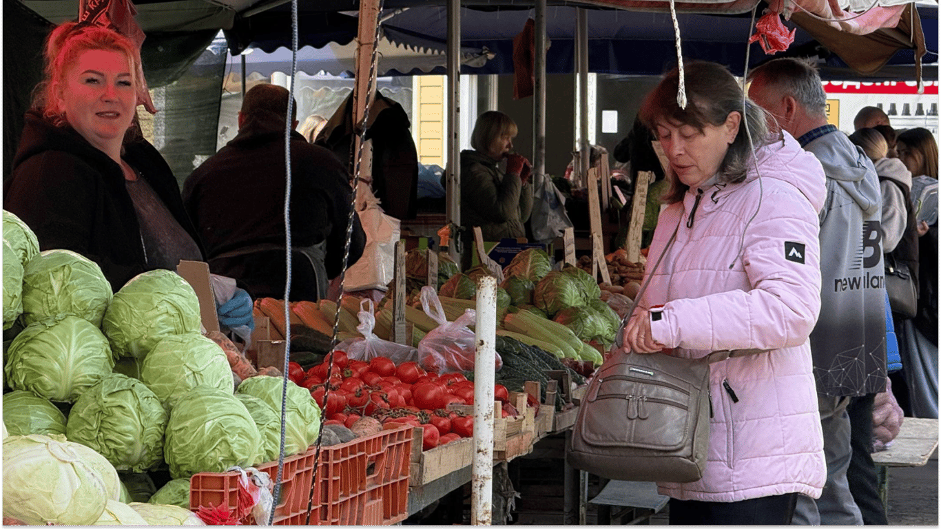Весняний базар в Одесі: скільки коштують огірки та полуниця