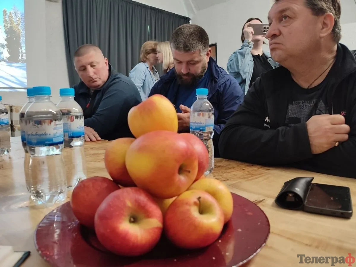 Ветеранам на Закарпатті розповіли про тонкощі садівництва та пригостили соками …
