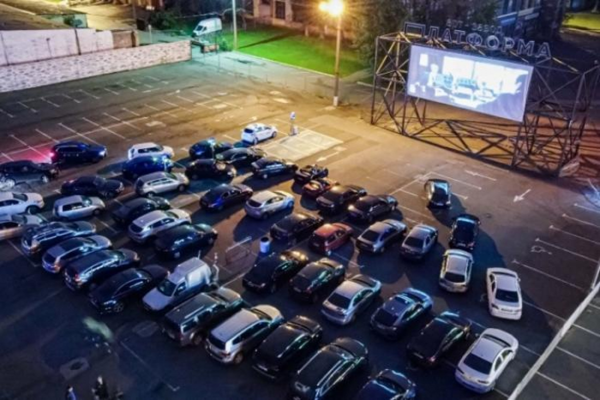 Вечірній Київ із кіно: на Оболоні відновлює роботу автокінотеатр просто …
