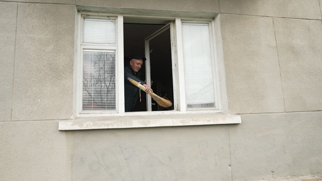 Вибиті вікна та понівечені кімнати: жителі Тернополя розповіли про наслідки …