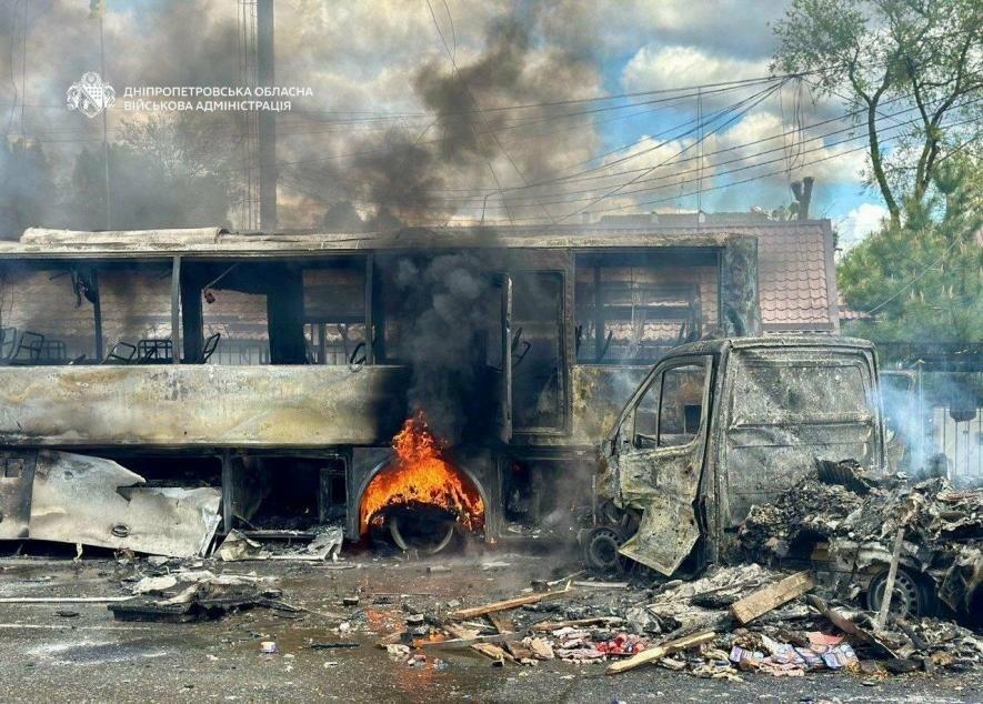 Вибухи в Дніпрі: район охопили пожежі та руйнування