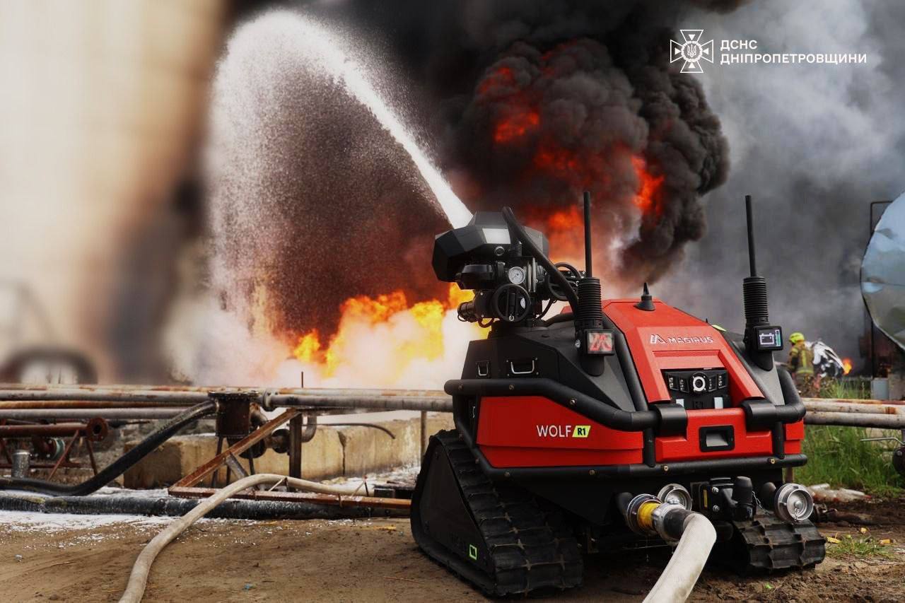 Вибухи на Дніпропетровщині: рятувальники показали наслідки нічних атак