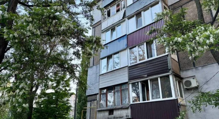 Вибухи у Дніпрі: пошкоджена багатоповерхівка, є постраждала