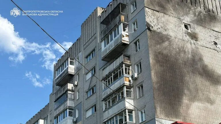 Вибухи у Дніпрі: через атаку дронів пошкоджені багатоповерхівки, є поранені