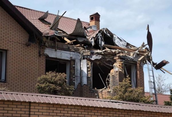 Вибухи у Миколаєві: сьогодні вдень «шахеди» пошкодили багатоповерхівку та приватний …