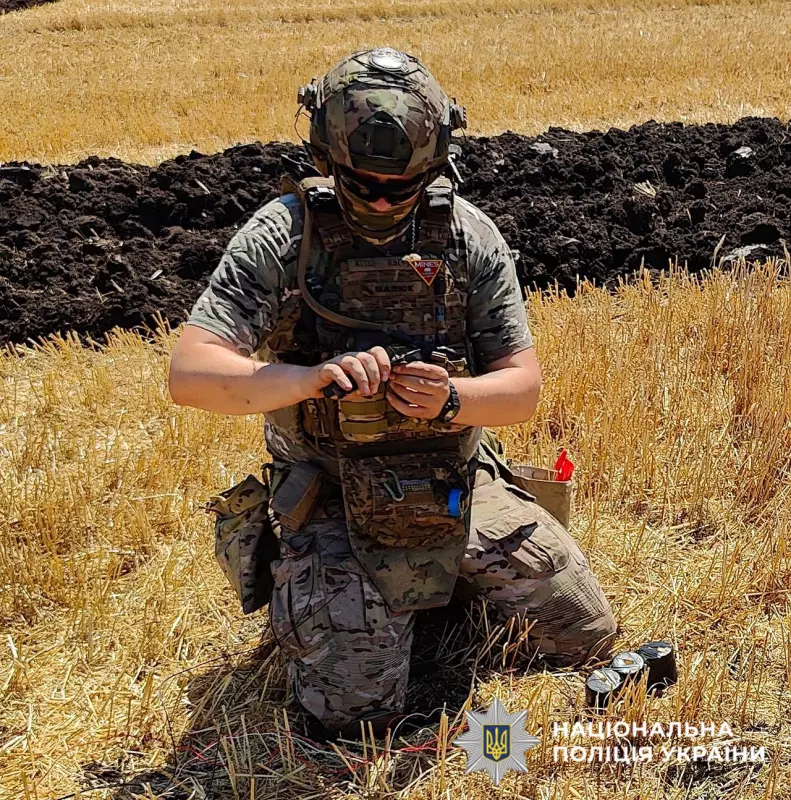 Вибухотехніки з Чернівців під обстрілом врятували поранену жінку