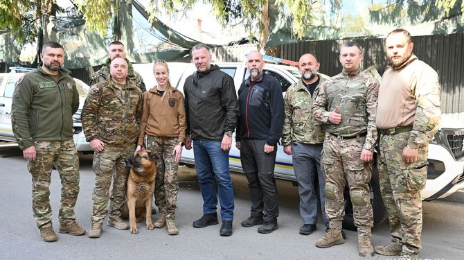 Вибухотехніки поліції Буковини пройшли навчання з протимінної безпеки разом зі …