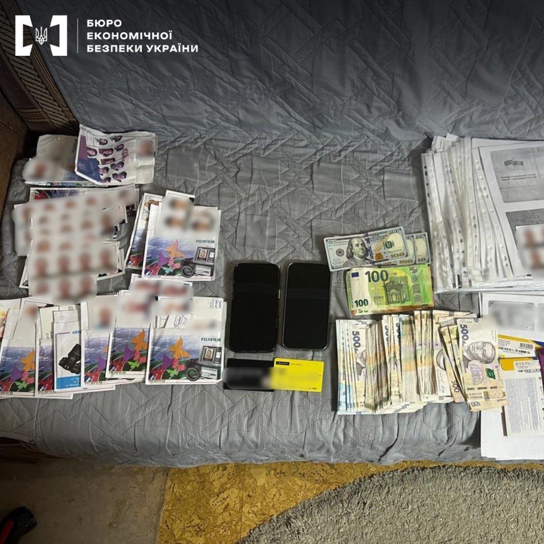 Виготовлення та збут фальшивих прав: БЕБ завершило розслідування на Буковині