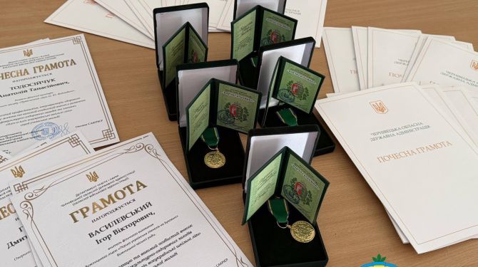 Вижницька РВА нагородила вчителів фізкультури за розвиток шкільного спорту в …