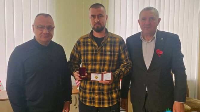 Вижницький район нагородив полковника Матейчука найвищою відзнакою за захист України