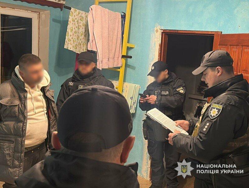 Вимагав гроші та погрожував розправою: у Чернігові затримали чоловіка за …