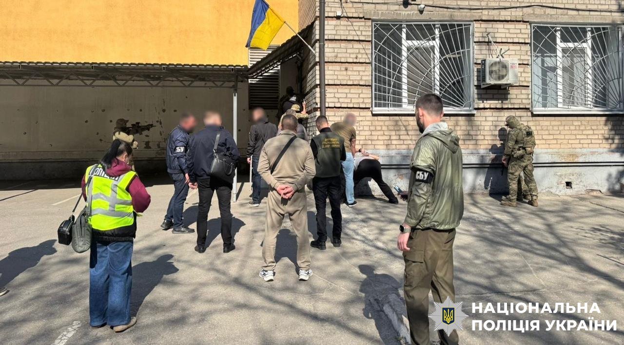 Вимагав 1,5 тисяч доларів за зняття з військового обліку: У …