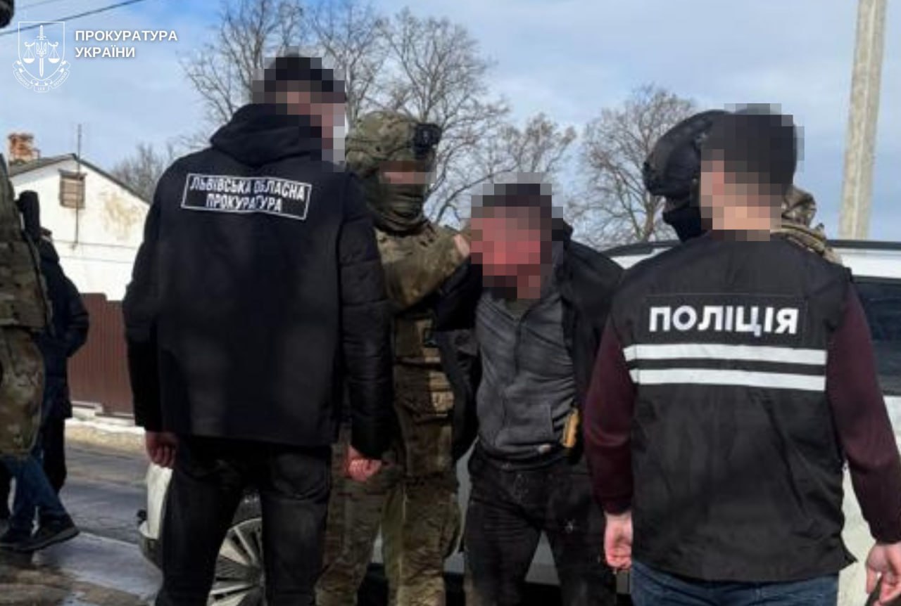 Вимагав 5 000 доларів за інтимні фото та побив поліцейського: …